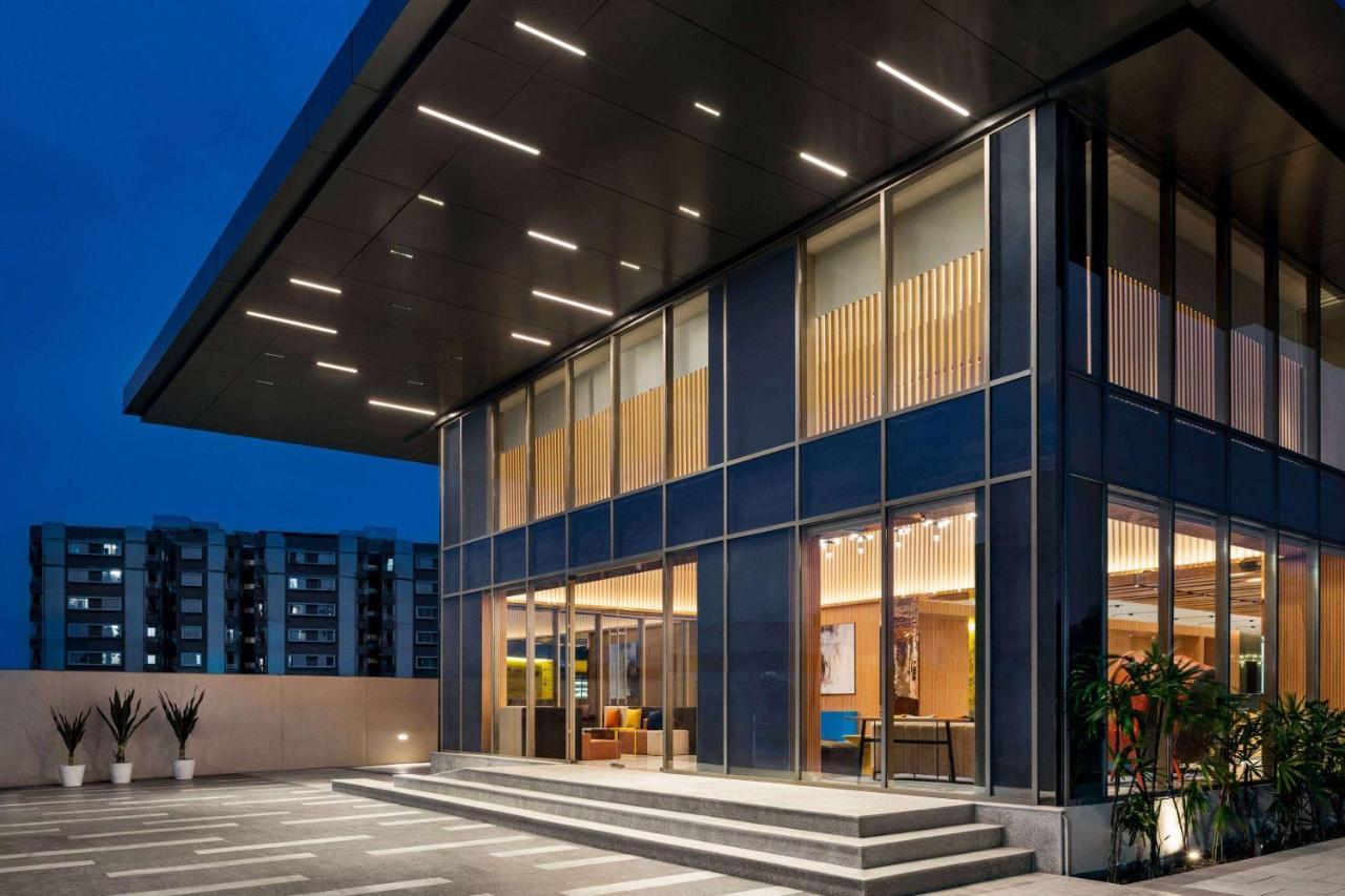 Ramada Encore By Wyndham Indore Nipania Екстериор снимка