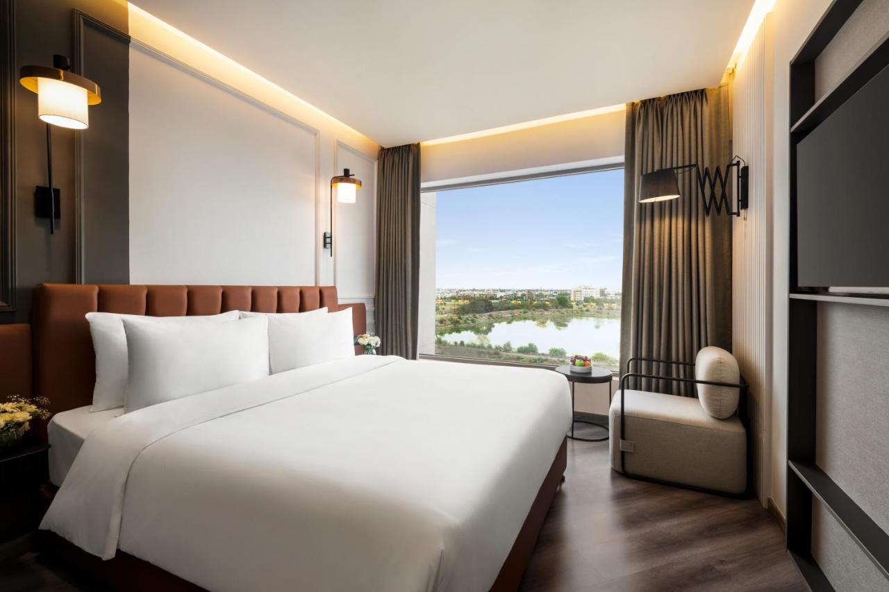 Ramada Encore By Wyndham Indore Nipania Екстериор снимка