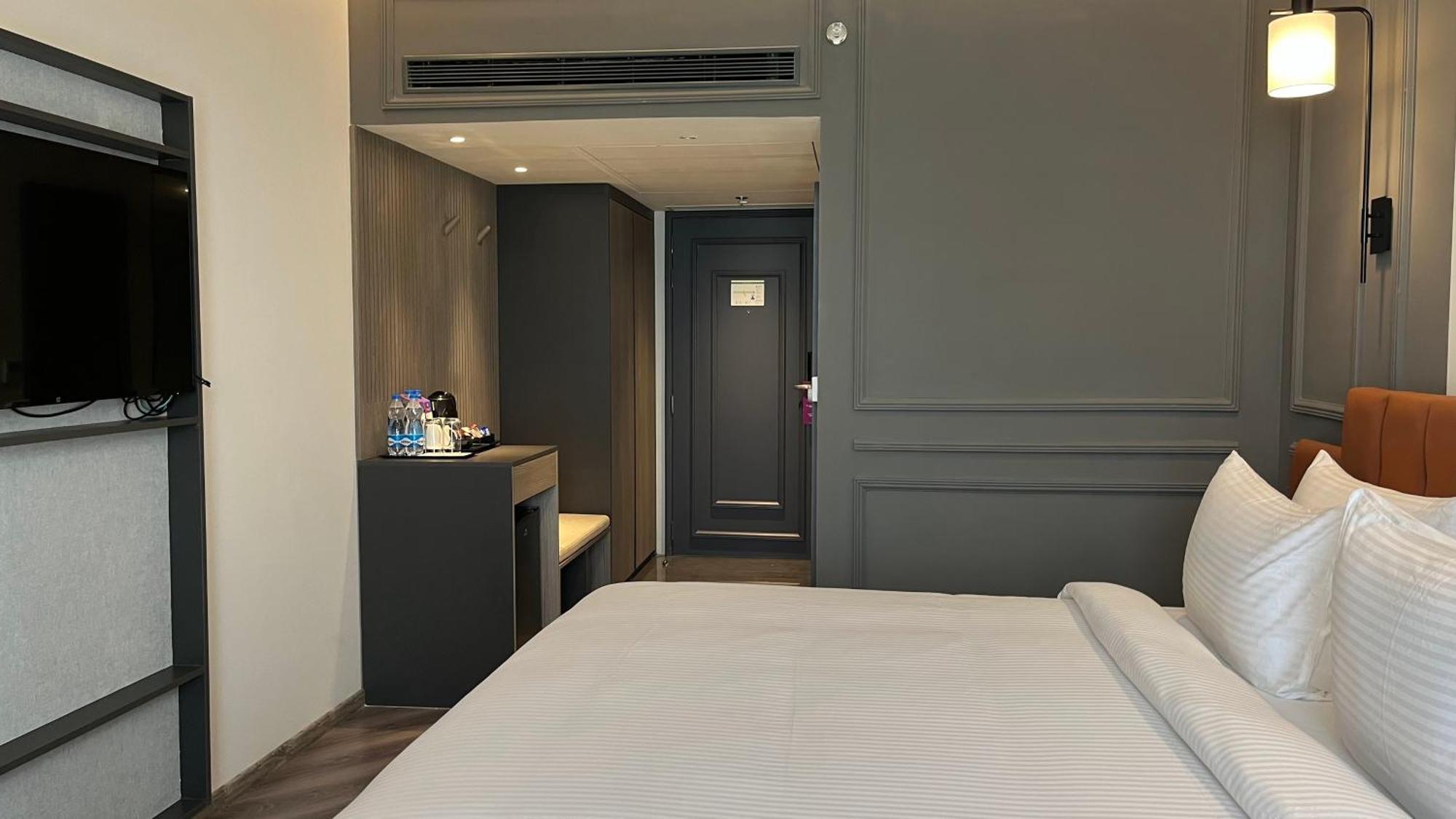 Ramada Encore By Wyndham Indore Nipania Екстериор снимка