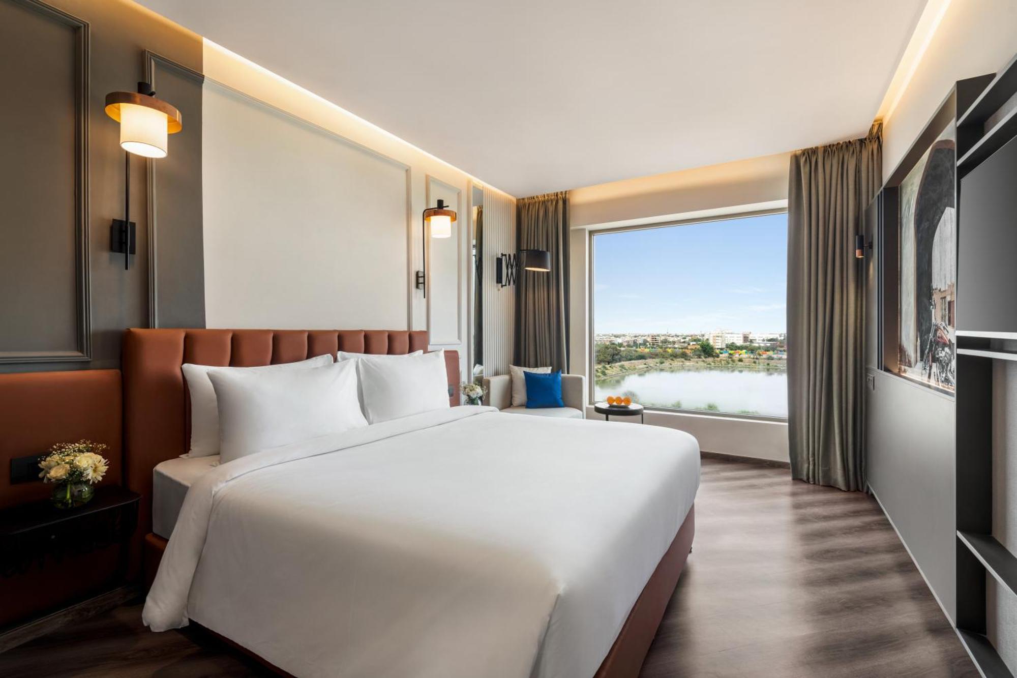 Ramada Encore By Wyndham Indore Nipania Екстериор снимка